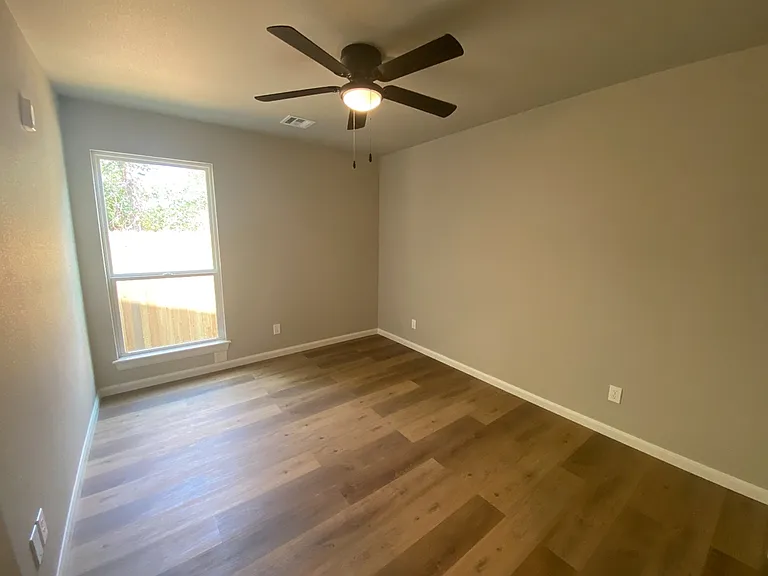 207 E 3rd St #D — Photo 10