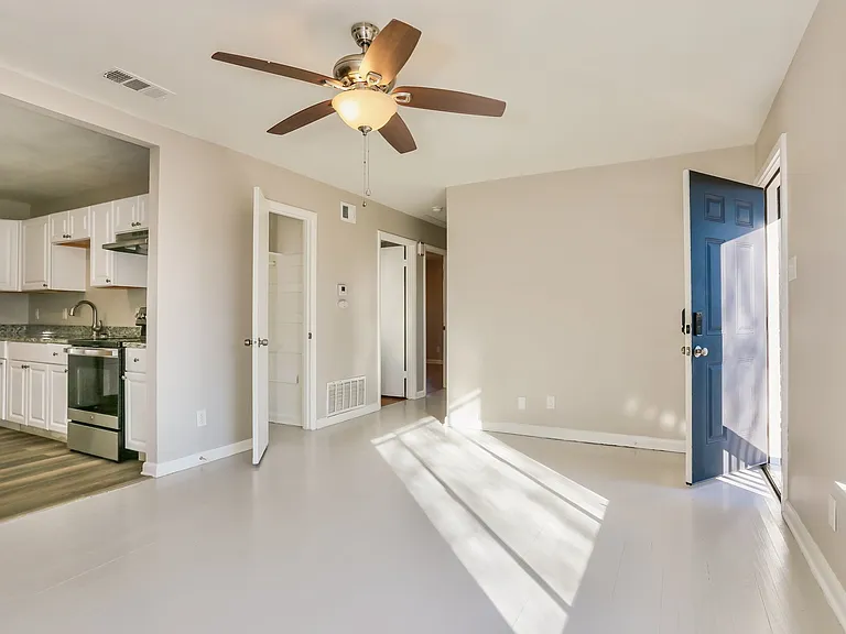 1393695_020_living_room_13534222.jpg