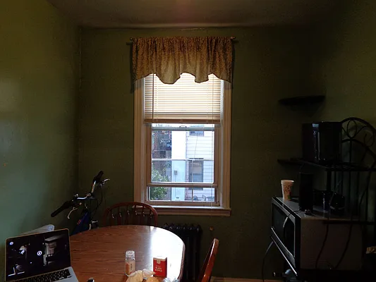 Rented by Zikos Realty Services | media 32