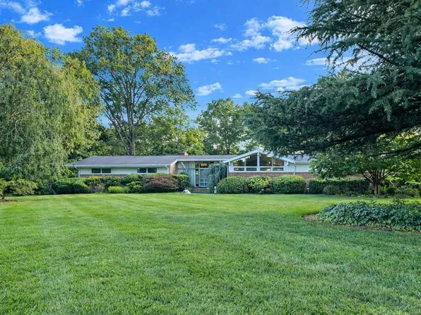 830 Golf View Rd, Moorestown, NJ 08057