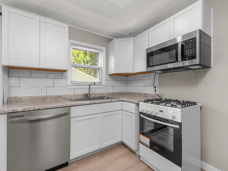 18214 Lewis Dr — Photo 3