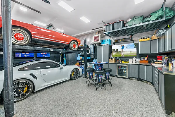 Sold by PRENDAMANO REAL ESTATE | media 59