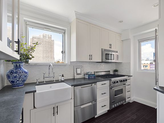 4th image of 105 W 13th St APT 15E