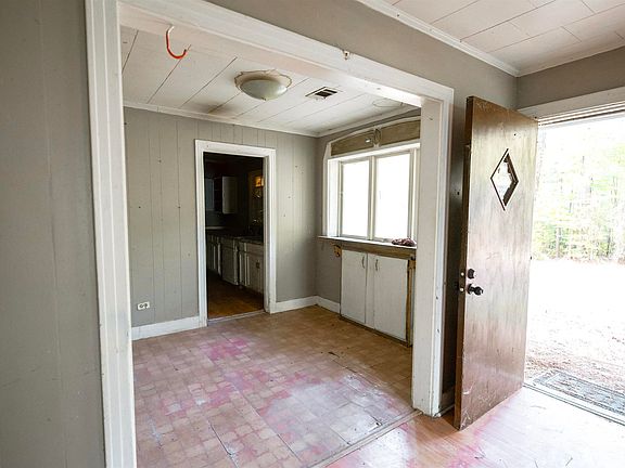 5th image of 1069 Elm St