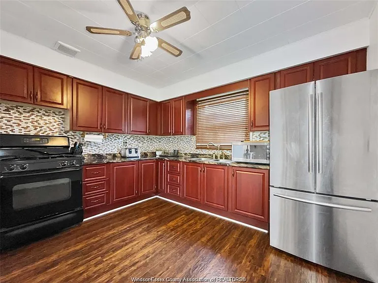 1205 Oak St — Photo 6