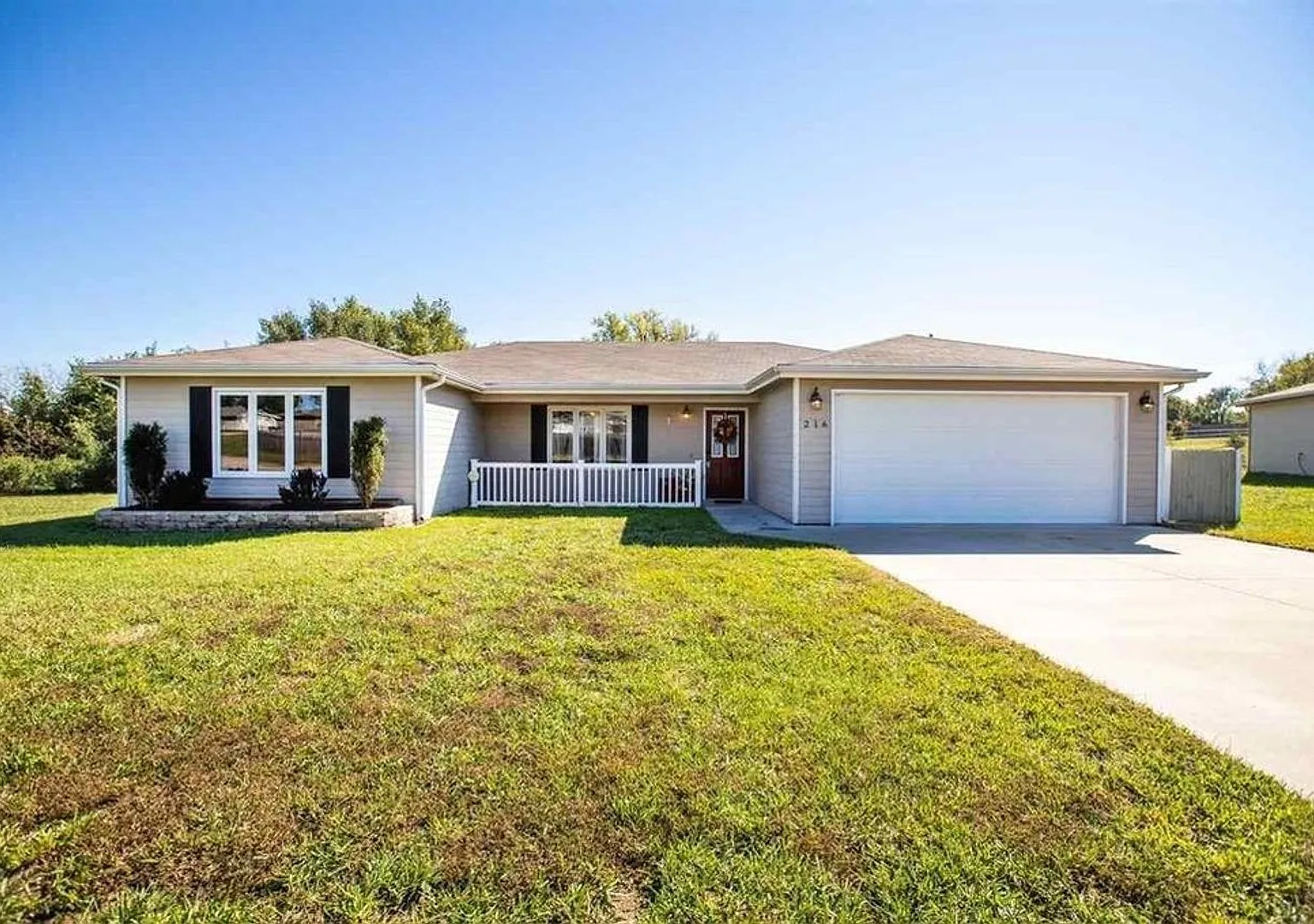 Minutes From Ogden Gate! Large Backyard! — Photo 1