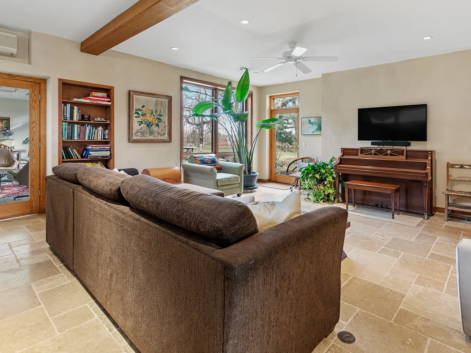 Special 5 Bedroom Home in Water Mill — Photo 2