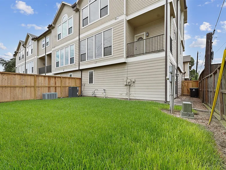 2402 Calumet St #D — Photo 22