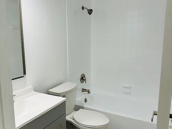 3rd image of 1458 Park Shore Cir APT 2