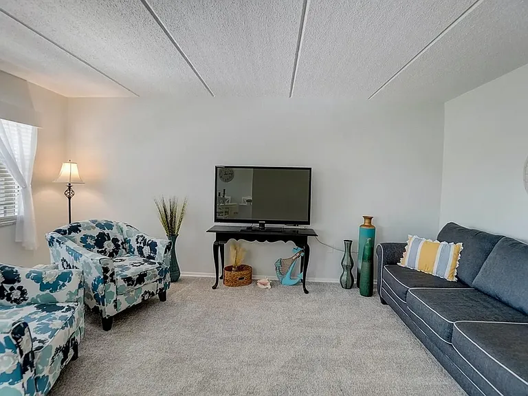 11720 Park Blvd #302-C — Photo 4