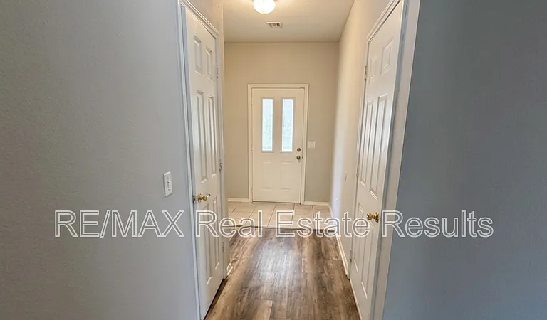 2400 SW 15th St — Photo 4