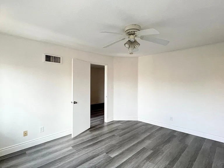 7405 Charmant Dr #2112 — Photo 17