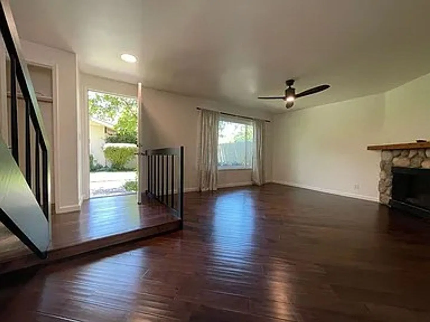 Mountain View-Spacious 4-Bedroom Mountain View Home in Desirable Community — Photo 2