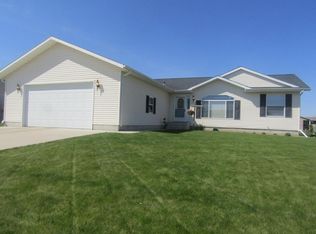 924 Plum Ln, Aberdeen, SD 57401