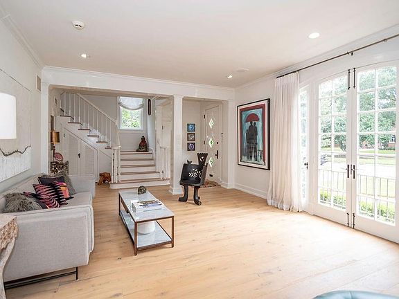 5th image of 22 Farnham Pl