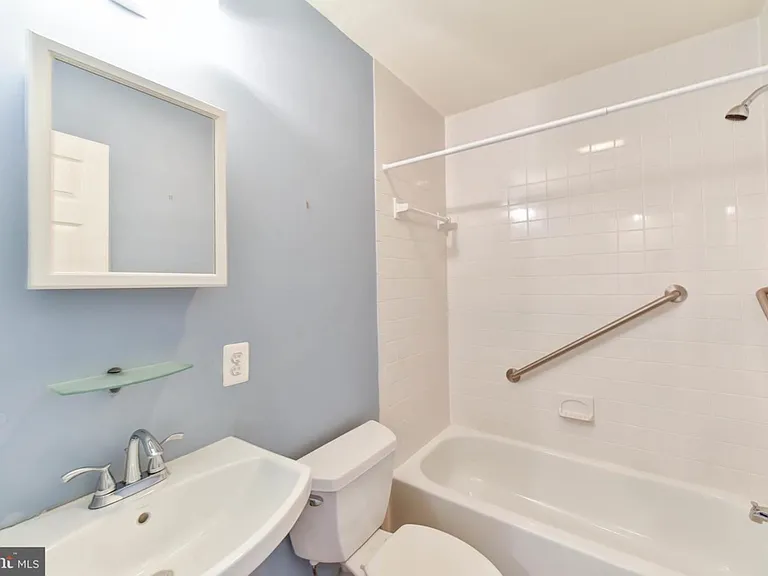 Bathroom between bedroom 3 and bedroom 4