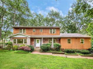 11 Hills Park Ln, Smithtown, NY 11787