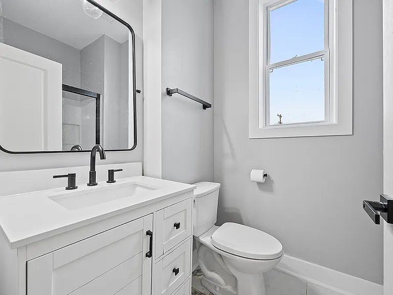 Full Bathroom (2 of 2)