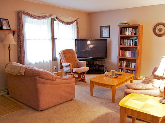 2nd image of 19 Sussex Ct E