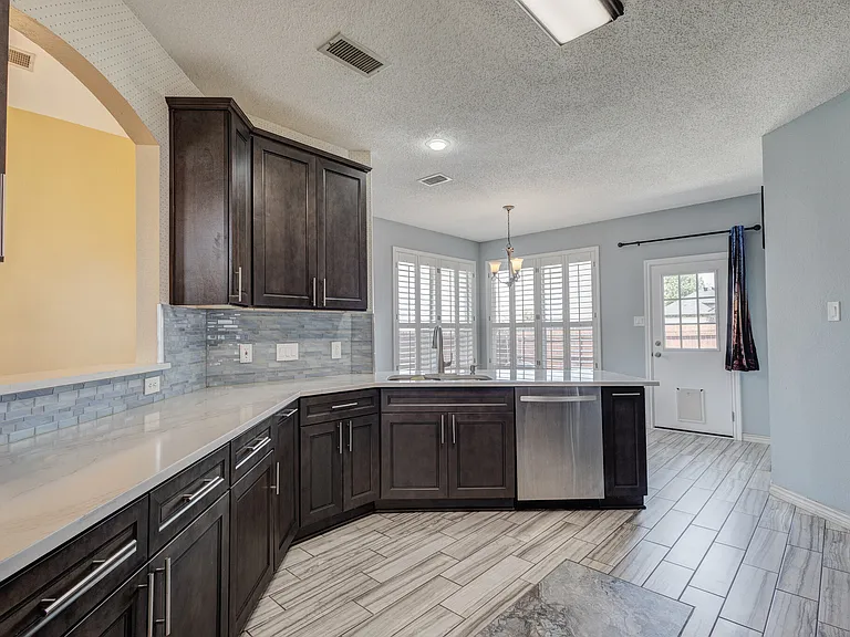 1726 Northampton Dr — Photo 10