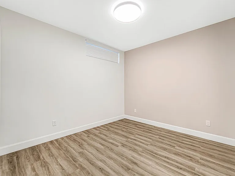 847 Woodroffe Ave #A — Photo 32