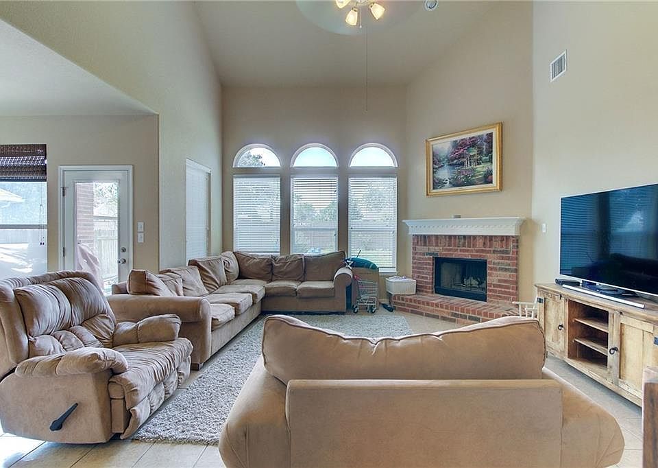1st image of 1104 Willowbrook Dr