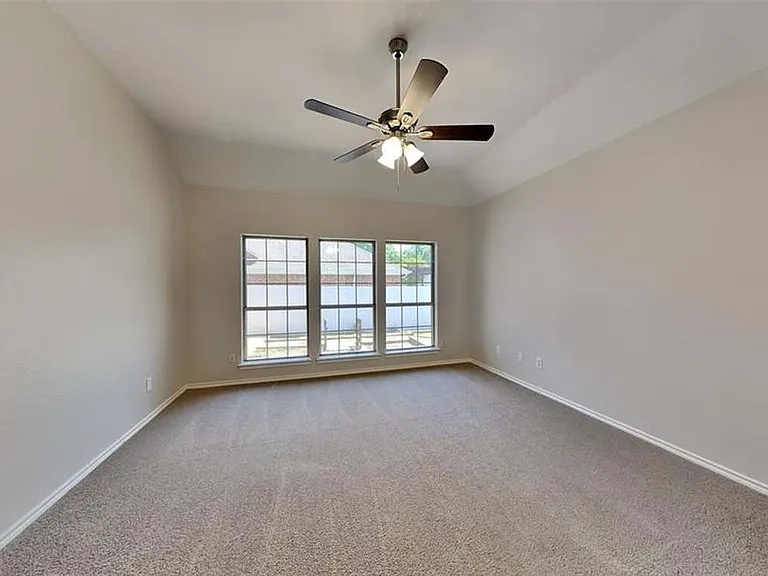 3016 Coventry Ln — Photo 9