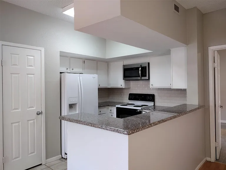 10855 Meadowglen Ln #601 — Photo 5