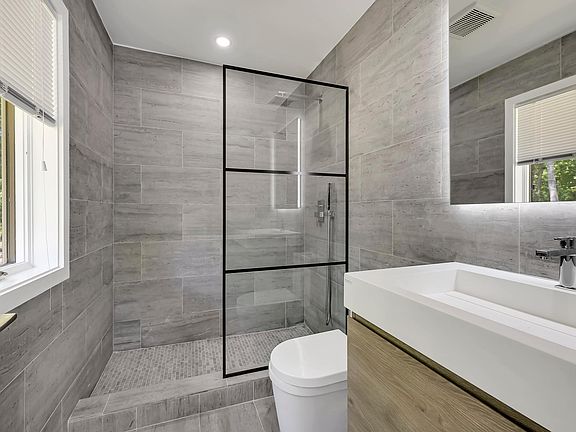 5th image of 5 Honeysuckle Ln