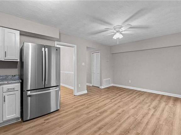 2nd image of 811 S Grosvenor Ct