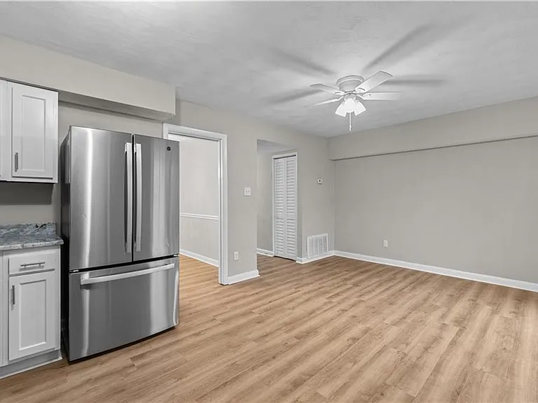 811 S Grosvenor Ct — Photo 2