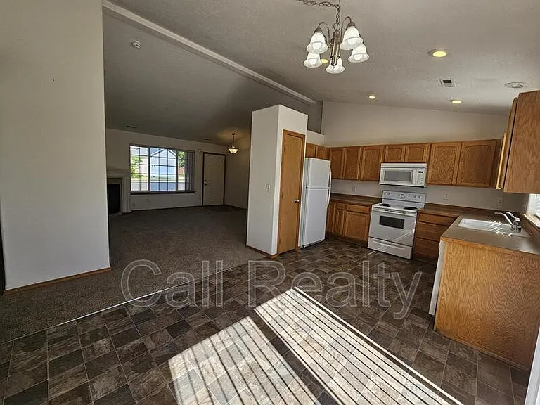 826 N Fox Ridge Rd — Photo 5