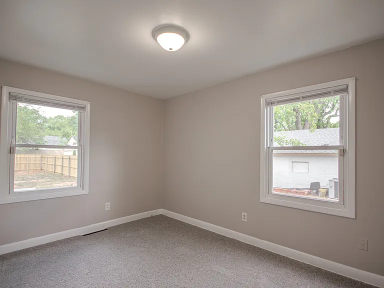910 Roger St — Photo 14