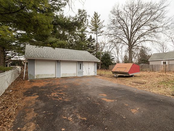 5th image of 105 Traube Ave