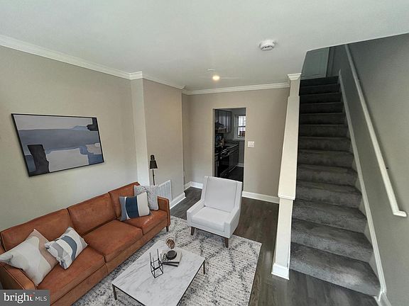 4th image of 556 Gold St