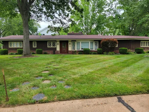 1306 Fawnvalley Dr, Saint Louis, MO 63131