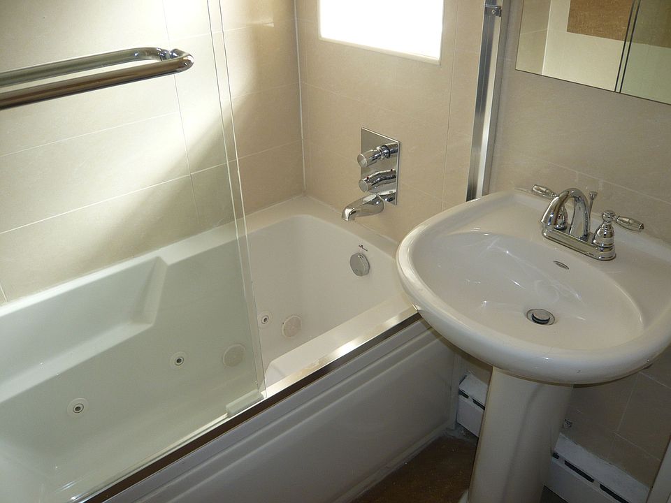 Bathroom w/ Jacuzzi Tub