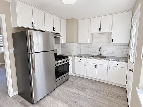 5th image of 732 Banff St