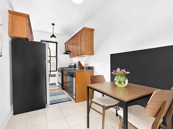 5th image of 135 Hawthorne St APT 1B