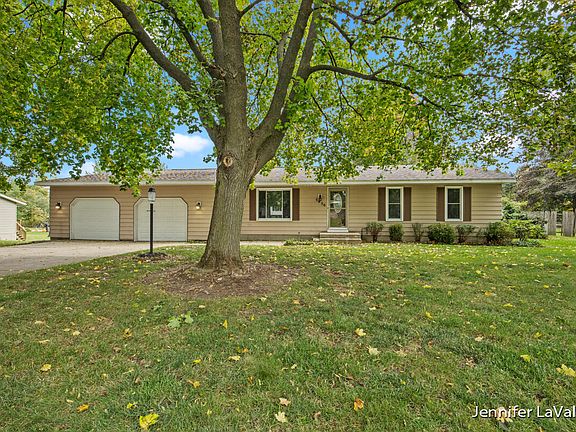 3rd image of 5450 Rockbluff Dr NE