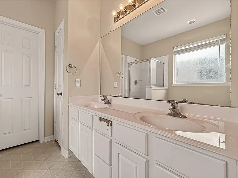 13915 Maleewan Ln — Photo 35