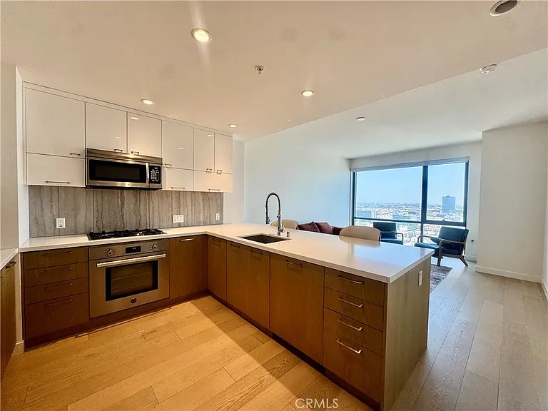 400 S Broadway Ave — Photo 4