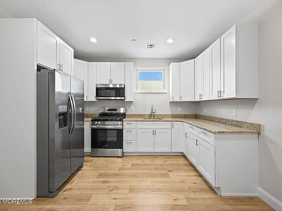 2nd image of 207 Main St #D