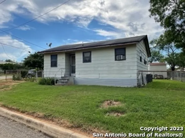 302 sheep hill, Dilley, TX 78017