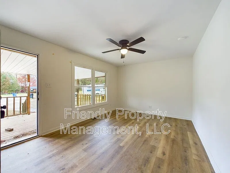 3 bed, 1.5 bath, 1047 sqft, $1,395 — Photo 3