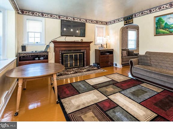 4th image of 4670 Woodland Ave