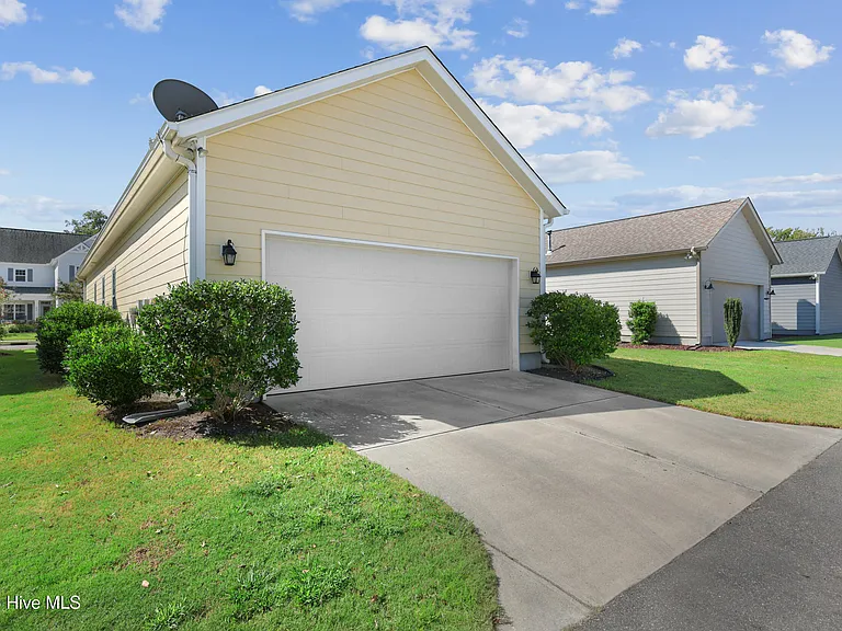 359 Hanover Lakes Dr — Photo 23