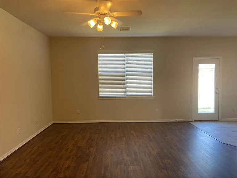 2912 Ashbrook Ln — Photo 2