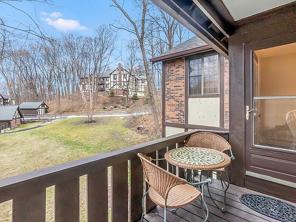 3rd image of 36 Foxwood Dr APT 5