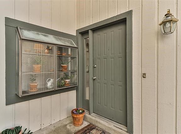 Oh how nice to have this garden window at your front entry.